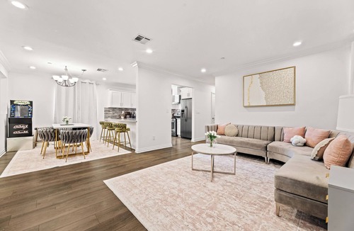 Los Angeles House | Chic LA Escape I Stylish Home in Prime Location I Free Parking