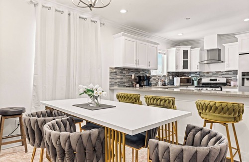 Los Angeles House | Chic LA Escape I Stylish Home in Prime Location I Free Parking