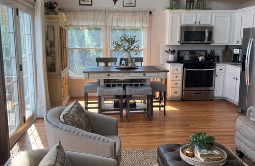 Wales House | Chic Lakehouse with a gorgeous view