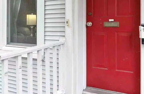 Wrightwood Neighbors Apartment | Chic large 1100 sq ft 1. Bedroom sleeps 5 near lake