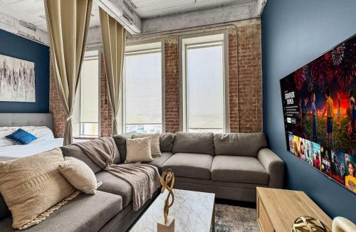 Downtown Dallas Apartment | Chic Loft 828 3bd Sleeps 16 Free Parking