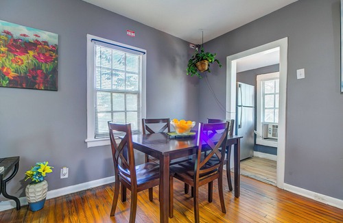 South Seminole Heights Apartment | Chic Loft in Heart of Tampa - Modern 2-Bed Retreat w/Shared Yard