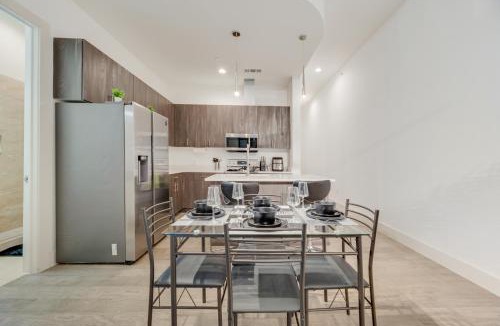 Cedars Apartment | Chic loft style 2BR I Gym I Parking I Workspace