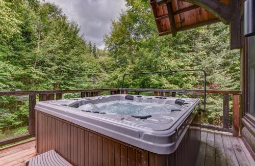 Lac-Superieur Ski Chalet | Chic log chalet with hot tub - Mont-Tremblant north side by Reserver.ca