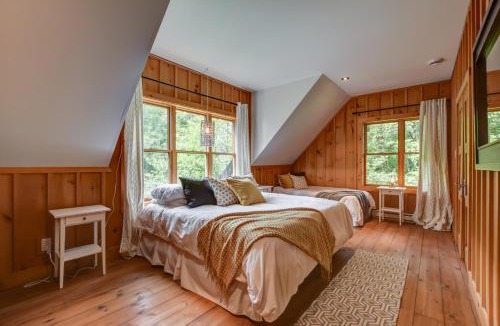 Lac-Superieur Ski Chalet | Chic log chalet with hot tub - Mont-Tremblant north side by Reserver.ca