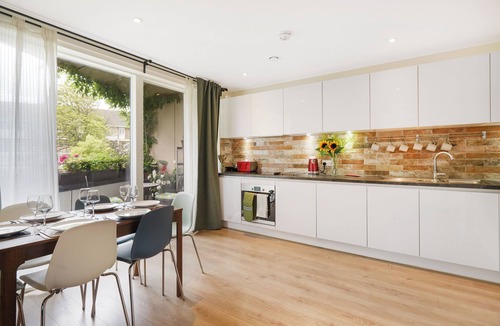 Coldharbour Apartment | Chic London Apartment – Zone 2