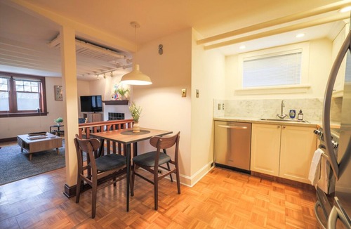 Mount Royal Condo | Chic Lower-Level Heritage Suite in Inner-City Calgary