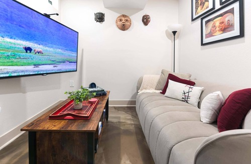 Whittier Apartment | Chic Lower-Level Stay - Prime Walkable Locale