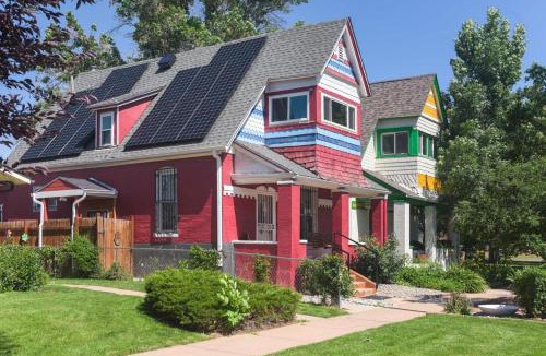 Whittier Apartment | Chic Lower-Level Stay - Prime Walkable Locale