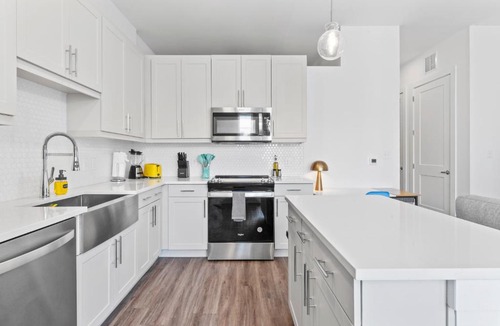 Highland Apartment | Chic & Lux 1BR Apartment Suites on Train Line to DT & Domain