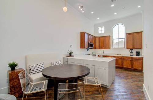 Riverside Terrace House | Chic Med Center Condo with Secure Parking
