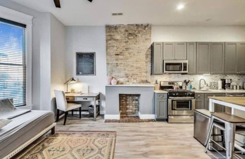 Tri-Taylor Apartment | Chic Med district 2Bd/2Ba/Garage