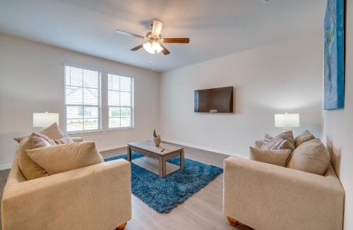 Mesquite House | Chic Mesquite Townhome about 11 Mi to Downtown Dallas!