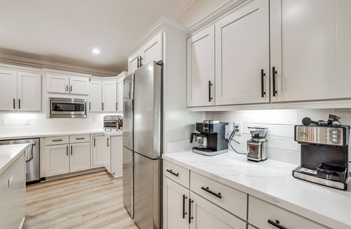 Micanopy House | Chic Micanopy Getaway w/Pool & Pool Table!