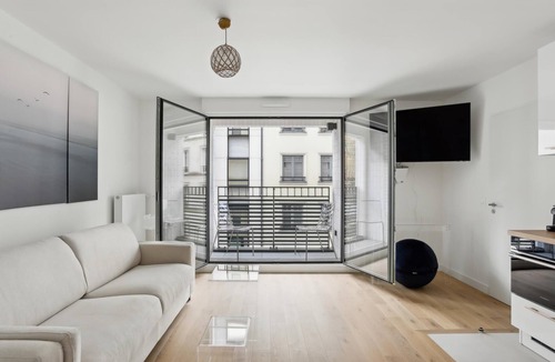 Epinettes Apartment | Chic, minimalist studio Batignolle/Montmartre