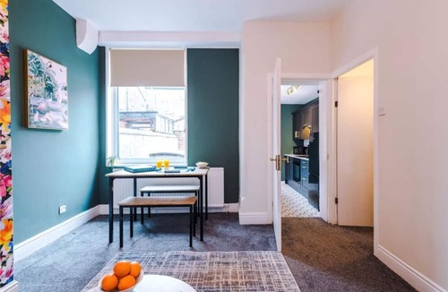 Salford House | Chic & Modern Escape