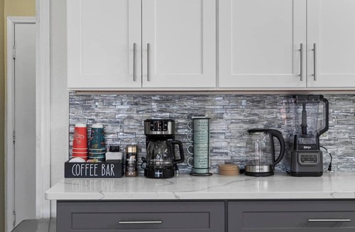 Wetmore House | Chic Modern Farmhouse-Sleeps 12- Near Randolph AFB