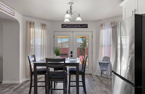 Wetmore House | Chic Modern Farmhouse-Sleeps 12- Near Randolph AFB