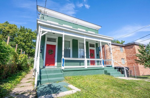 Walnut Hills Apartment | Chic, Modern Gem with Style