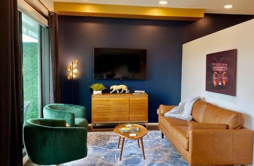 Edgehill House | CHIC Modern Nashville Condo POOL, PATIO, PARKING