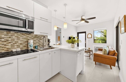 Beverly Heights Apartment | Chic Modern Studio with Queen Bed