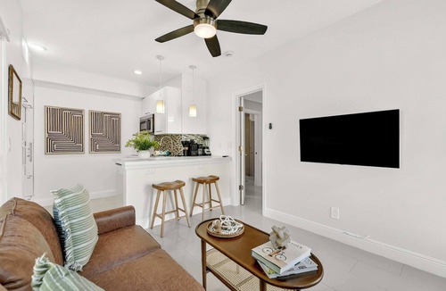 Beverly Heights Apartment | Chic Modern Studio with Queen Bed