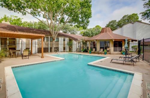 Walden on Lake Conroe House | Chic Montgomery Condo w/Balcony + Pool Access!