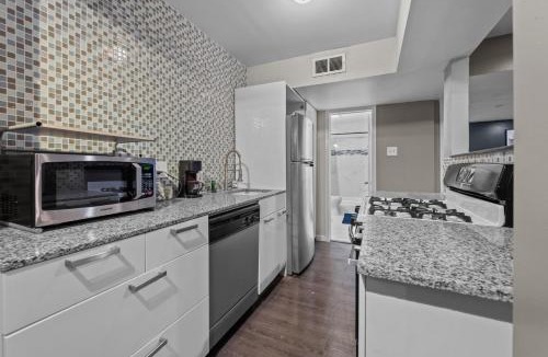 Neartown Apartment | Chic Montrose Apartment with King Bed & Parking