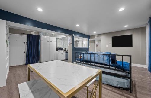 Neartown Apartment | Chic Montrose Apartment with King Bed & Parking