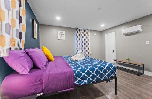 Neartown Apartment | Chic Montrose Apartment with King Bed & Parking