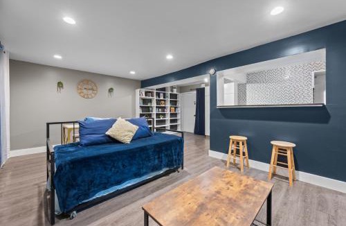 Neartown Apartment | Chic Montrose Apartment with King Bed & Parking