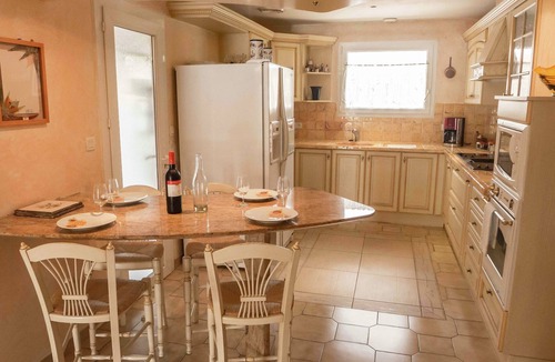 Narbonne House | Chic Narbonne Pool Retreat