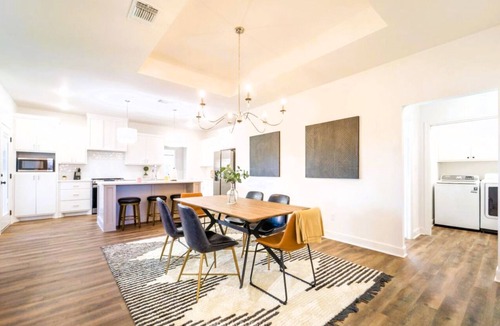 Lubbock House | Chic New Build - 5 miles to Tech/Covenant/UHC - 2 miles to shopping!
