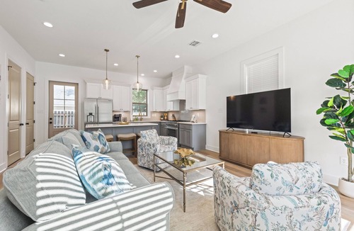 Lafayette House | - Chic New Home - Walk to River Ranch - King Bed - 2 Master Suites- A+ Location.