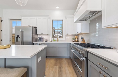 Lafayette House | - Chic New Home - Walk to River Ranch - King Bed - 2 Master Suites- A+ Location.