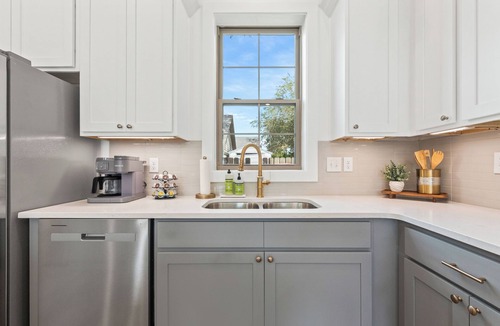 Lafayette House | - Chic New Home - Walk to River Ranch - King Bed - 2 Master Suites- A+ Location.