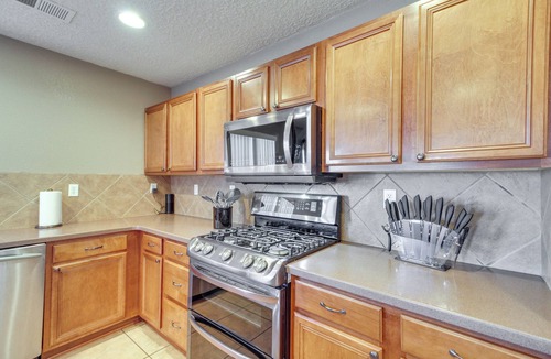 Los Lunas House | Chic New Mexico Retreat w/Patio, Grill & Fire Pit