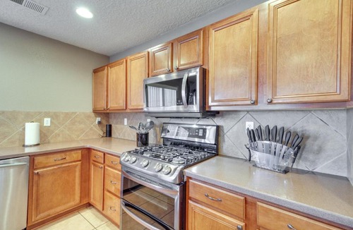 Los Lunas House | Chic New Mexico Retreat w/Patio, Grill & Fire Pit