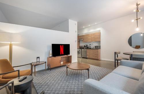 International District Apartment | Chic Old Montreal Retreat - Iconic Location