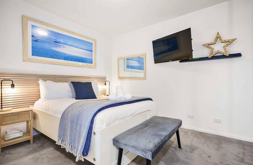 Elwood Apartment | Chic Ormond Rd 2BR Retreat - Comfort & Style