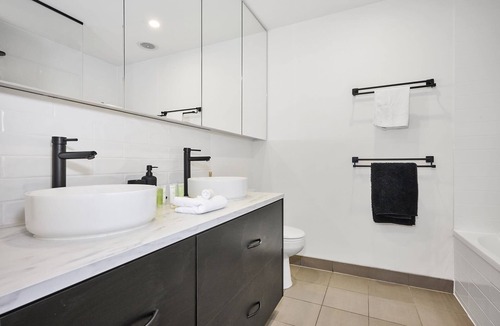 Elwood Apartment | Chic Ormond Rd 2BR Retreat - Comfort & Style