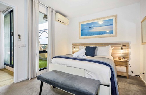 Elwood Apartment | Chic Ormond Rd 2BR Retreat - Comfort & Style