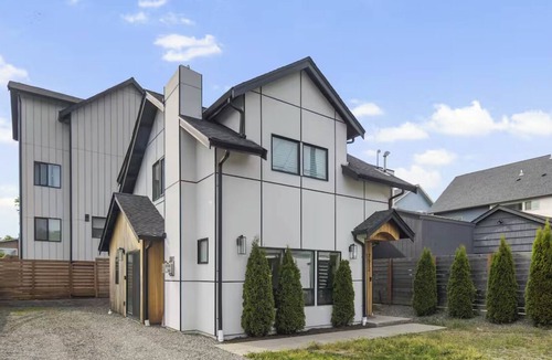 Delridge House | Chic Parkside Escape 2BR A/C Free Parking