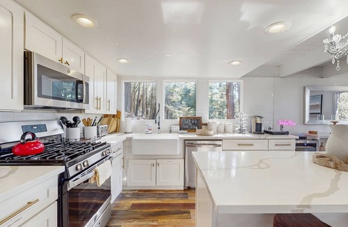 Twin Peaks Cabin | Chic, Pet Friendly House w/Gas Grill, AC & Back-Up Generator - Amazing View