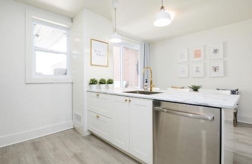La Petite-Patrie Apartment | Chic Plaza St-Hubert Apt 2BR 2BA