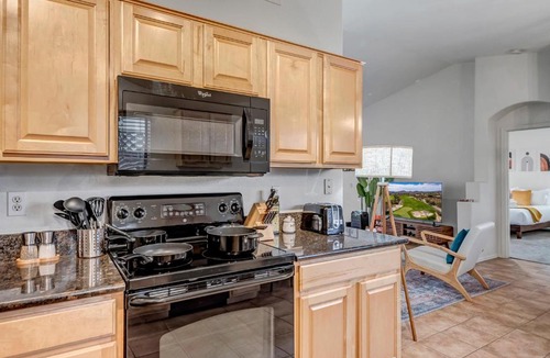 Desert Ridge House | Chic Poolside Oasis - Karaoke - BBQ - Games