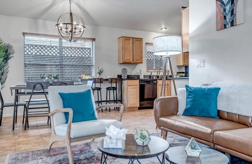 Desert Ridge House | Chic Poolside Oasis - Karaoke - BBQ - Games