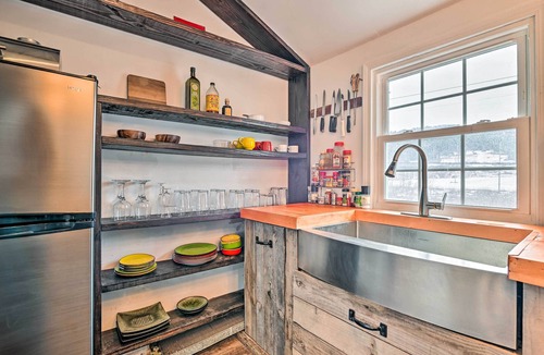 Prattsville Apartment | Chic Prattsville Studio w/Private Hot Tub!