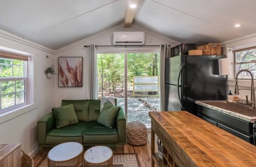 Greenville Cabin | Chic PRIVATE cabin in the woods -> queen bed, deck, high-speed Wifi