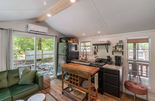 Greenville Cabin | Chic PRIVATE cabin in the woods -> queen bed, deck, high-speed Wifi